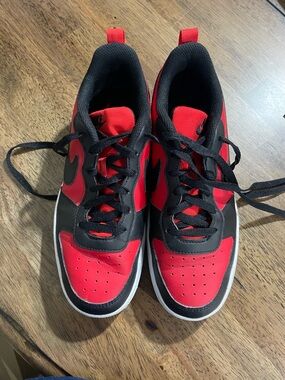 Nike Kids Red and Black Low-Top Sneakers with White Midsole size 6Y